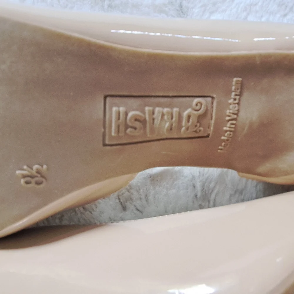 Brash nude color pointy toe 3.5in heel. Size 8.5.